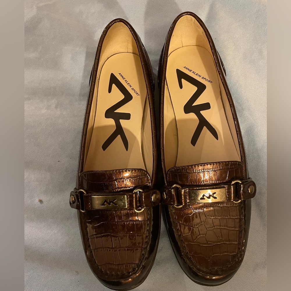 8M “Anne Klein Sport” brown flat